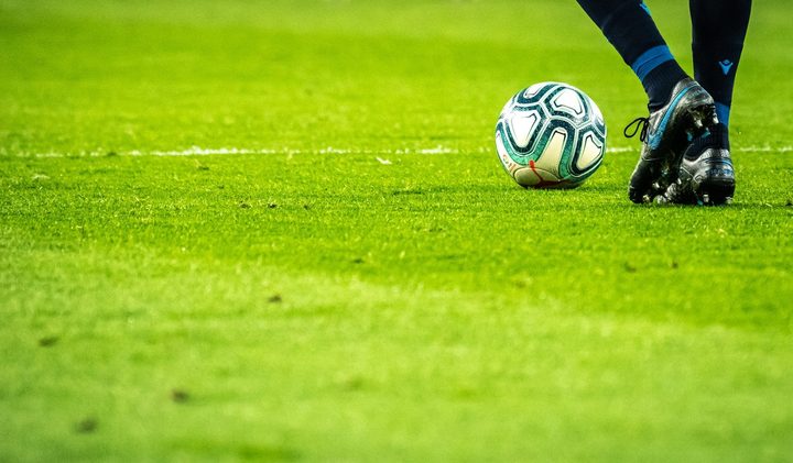 新闻资讯栏目配图：日间球场与看台氛围（摄影）